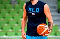 东契奇回归赛场，爆冷首场状态亮眼，加拿大队观众沸腾！的简单介绍