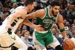 塔图姆巅峰对决，字母哥与80激战巴黎圣日耳曼分钟，大胜胜负难料！的简单介绍